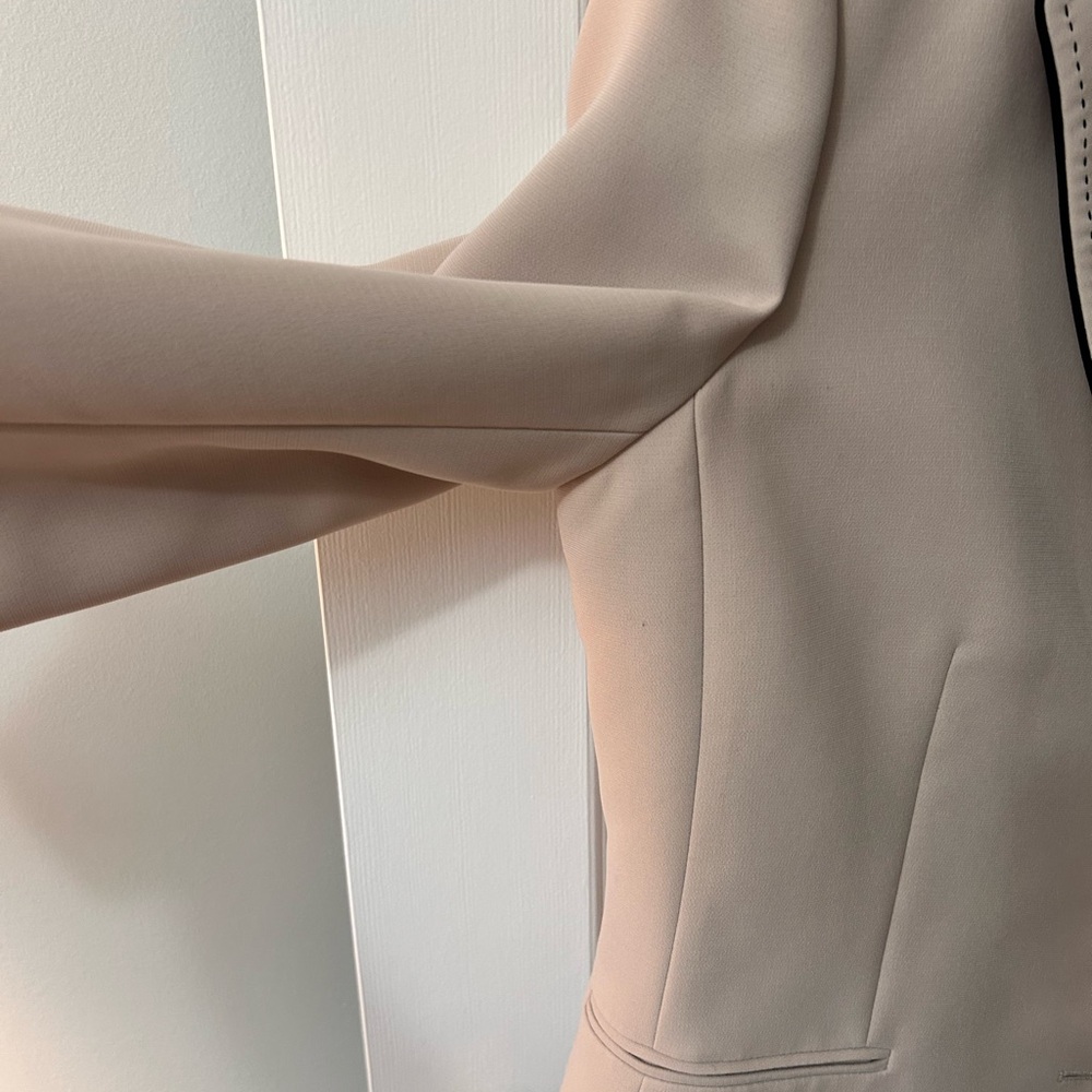 TAHARI women’s three piece suit in beige and black. - Picture 4 of 14